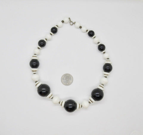 Retro Black and White Round Graduated Bead Necklace